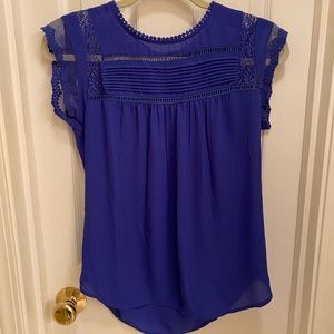 anthropologie meadow rue • lace flutter sleeves keyhole closure in back